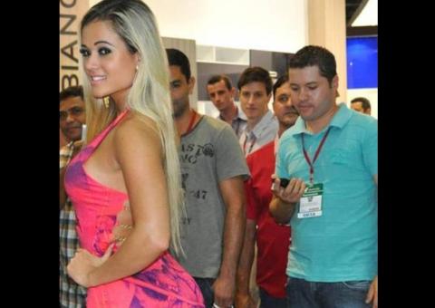 Aryane Steinkopf enlouquece marmanjos durante evento